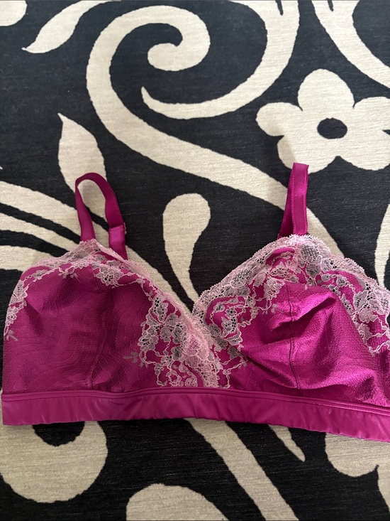 Wacoal Other - Wacoal Magenta Lace-Trim Bralette with Cream Lace Accents